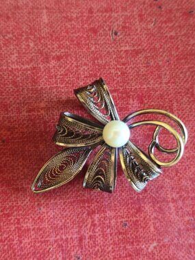 Vintagw 1940s Winard signed pearl & filigree brooch.